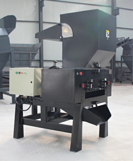 廢舊塑料的回收粉碎就用塑料粉碎機(jī)