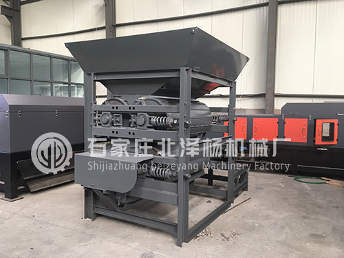 易拉罐壓縮設(shè)備：小型擠壓機